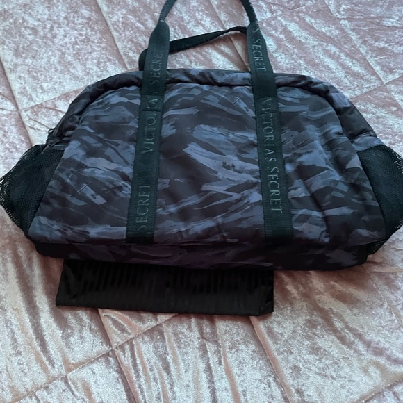 New without tags Victoria’s Secret small duffel bag. - Picture 6 of 10
